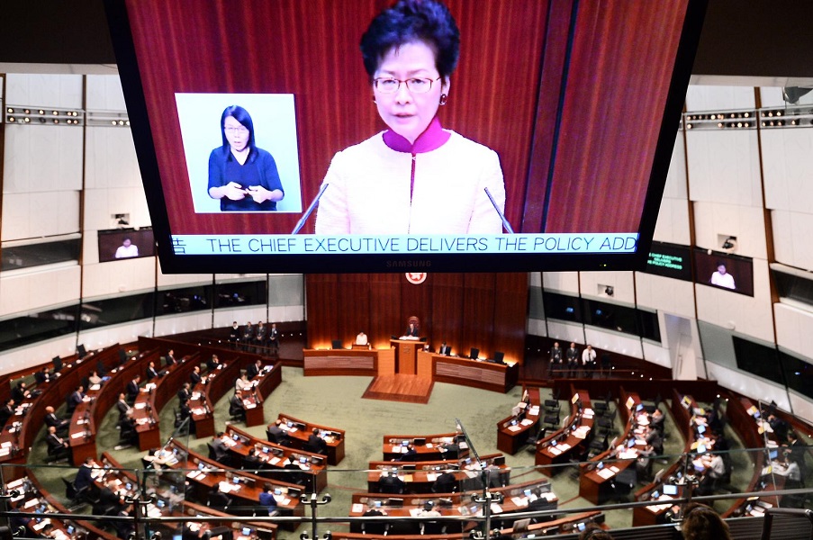 林鄭月娥宣讀施政報告。
