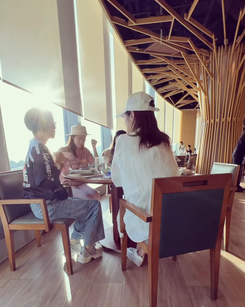 伍咏薇、梁嘉琪及简慕华相约食饭。