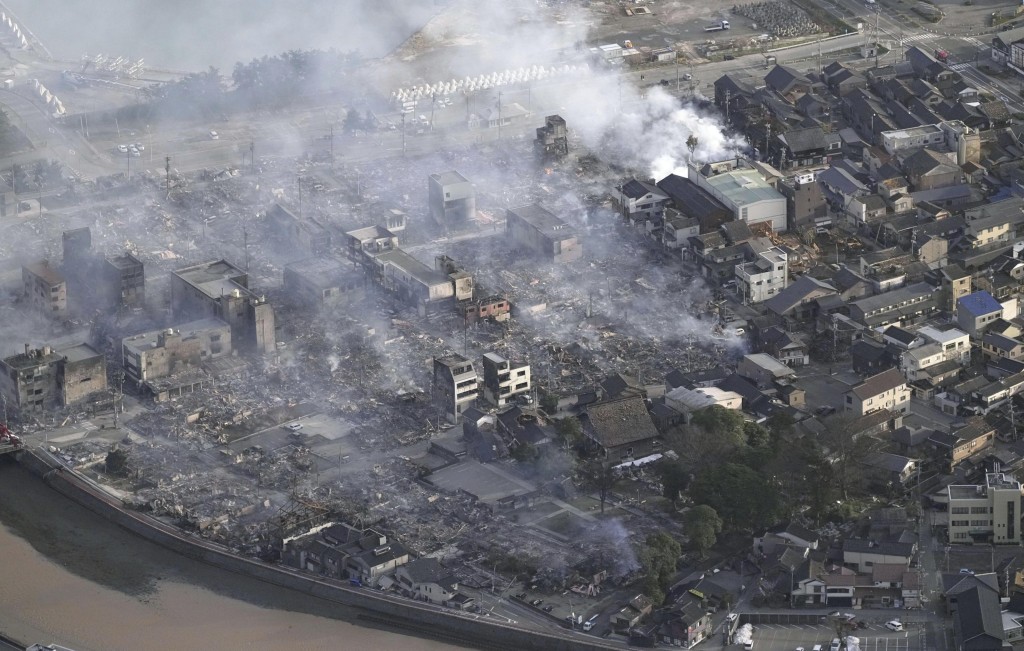 轮岛市在地震后发生大火，满目疮痍，估计向西移动了1.3米。美联社