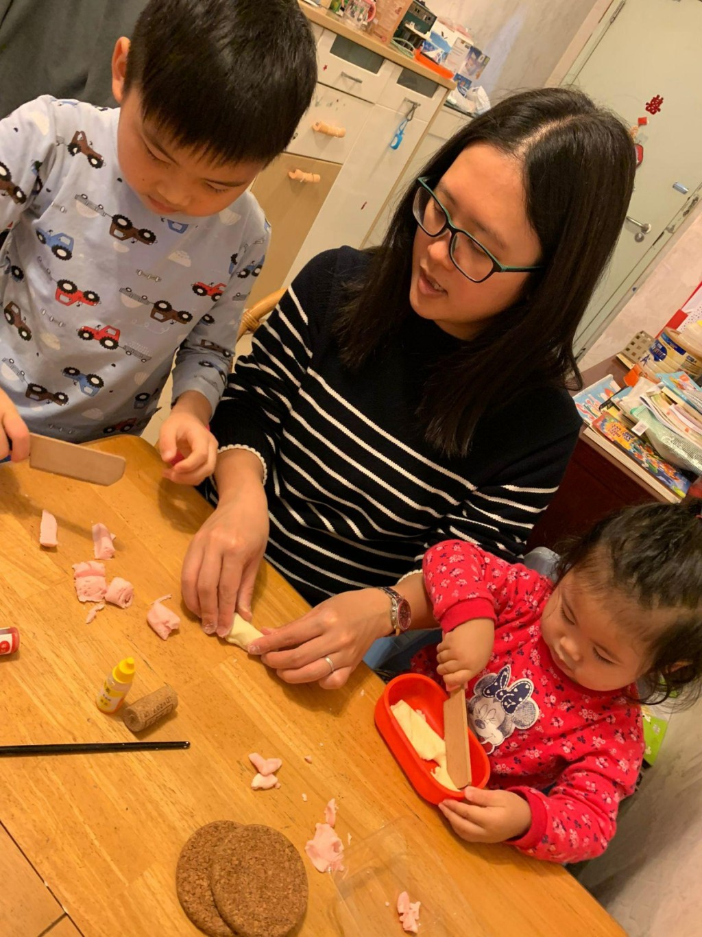 Joey(中)閒時經常與子女利用家中物資實踐感官探索。 Joey(中)閒時經常與子女利用家中物資實踐感官探索。