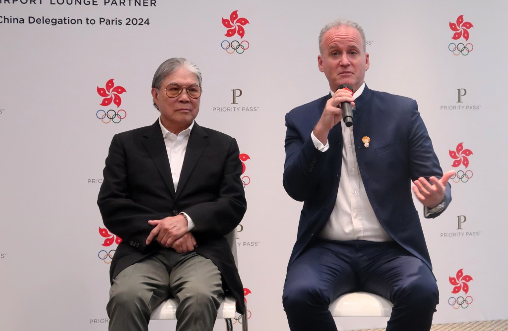 Collinson全球首席商务官Todd Handcock（右）与港协暨奥委会会长霍震霆。（陆永鸿摄）