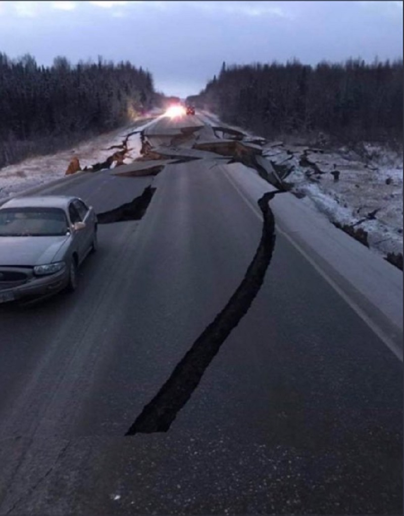 阿拉斯加發生地震導致馬路斷裂地陷。網民圖片
