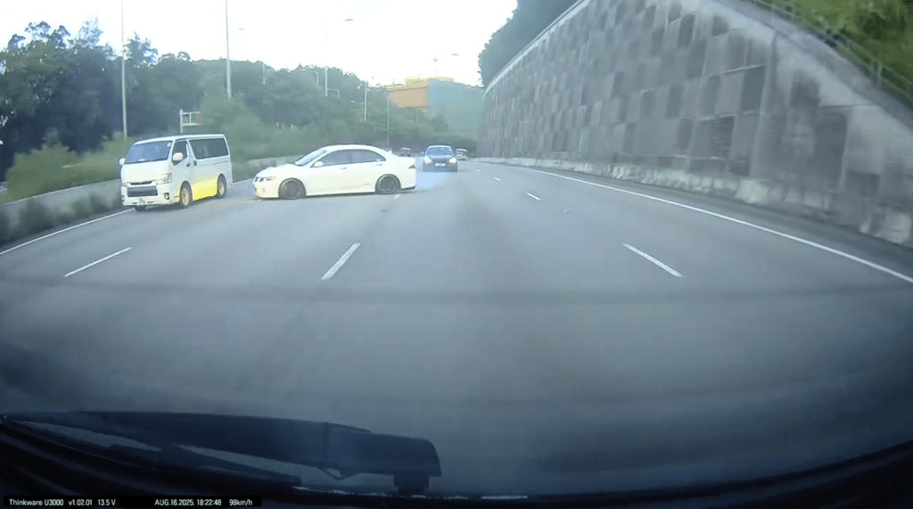 私家車不由自主甩尾打橫滑行，繼而車頭撞向客貨車左車身。