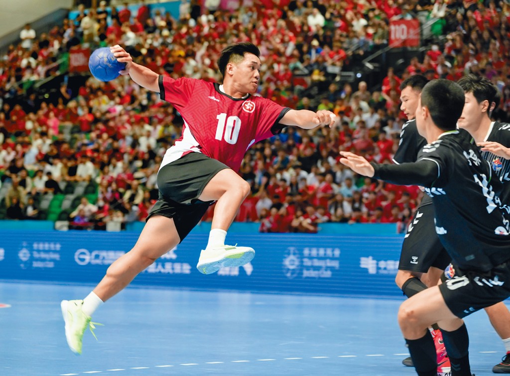 香港男子手球隊(紅衣)去年在全運會負於北京隊，取得第4名歷史佳績。