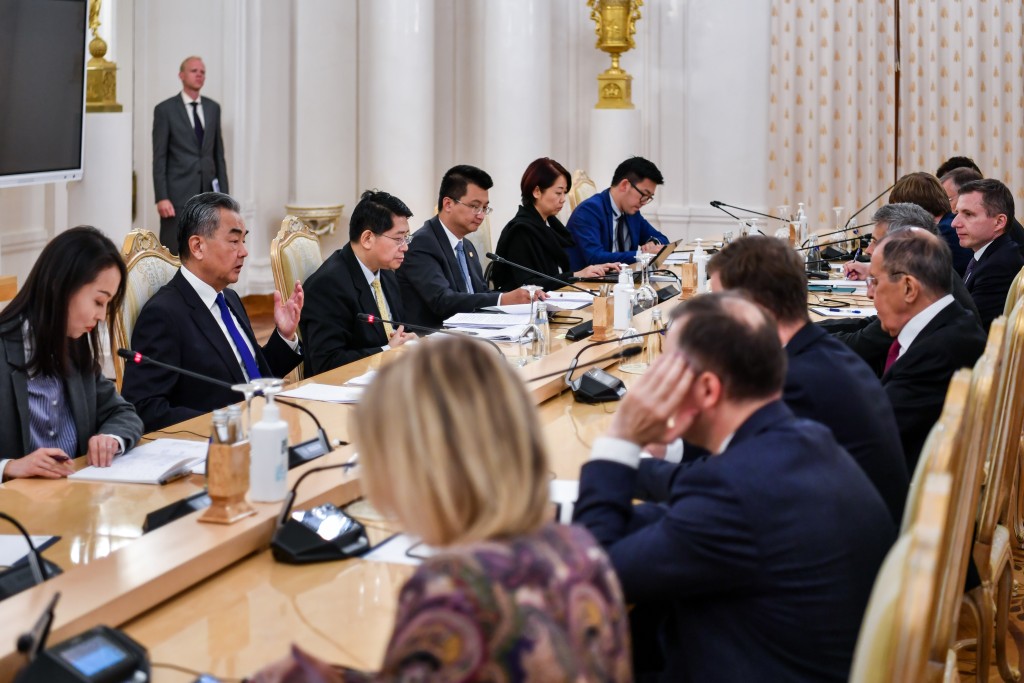 王毅正在莫斯科訪問，並與俄羅斯外長拉夫羅夫舉行會談。新華社