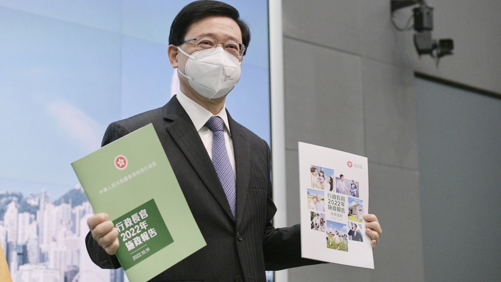 李家超在召開行政會議前會見傳媒。 陳浩元攝