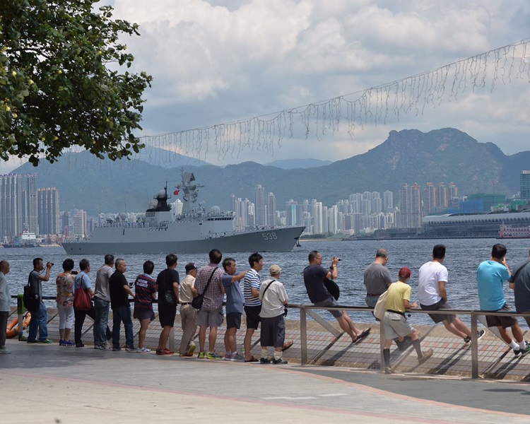 在鯉景灣海旁大批市民到場歡送遼寧號艦隊。