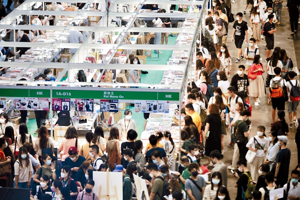 ■疫情影響下的書展,捧場客入場支持也要顧及保持距離。
