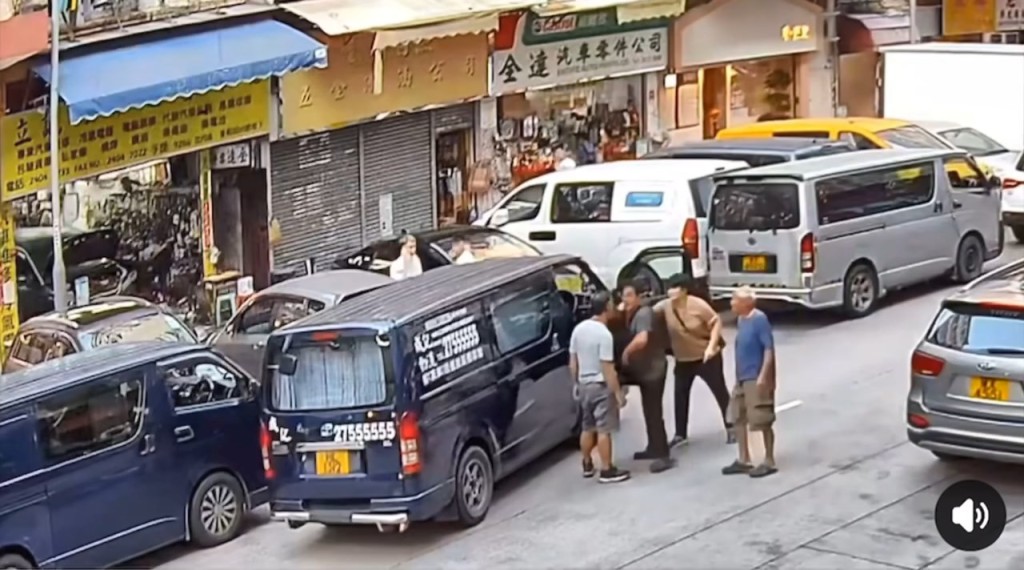 二人互相爆粗辱罵對方。網上片段截圖