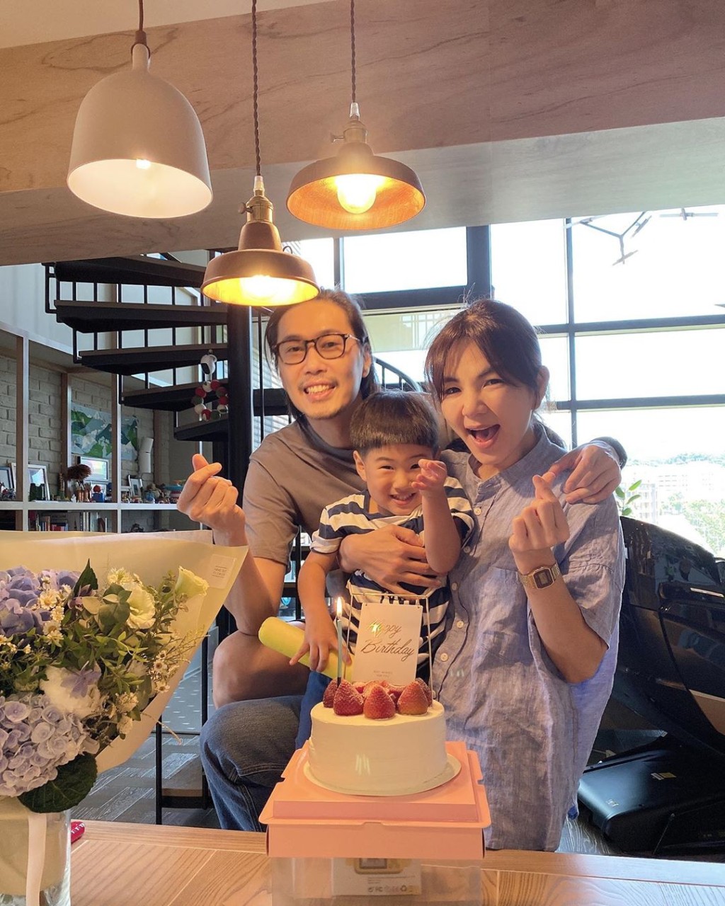 Ella日頭一家三口先慶祝。