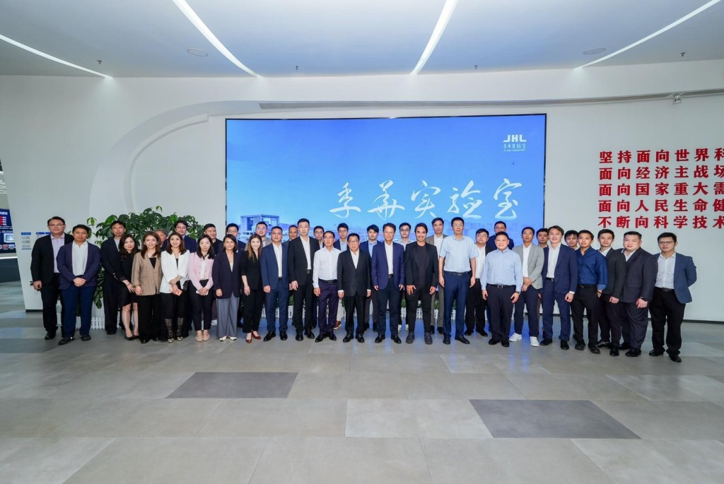 總會職首及香港青年創科企業家考察團到訪季華實驗室。 總會職首及香港青年創科企業家考察團到訪季華實驗室。