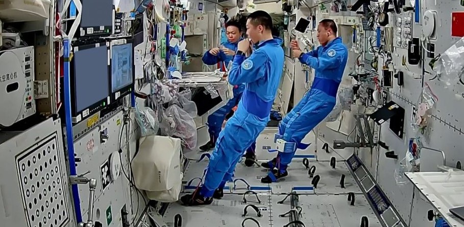 黎家盈等乘组员继续在太空站进行各项实验。 黎家盈等乘组员继续在太空站进行各项实验。