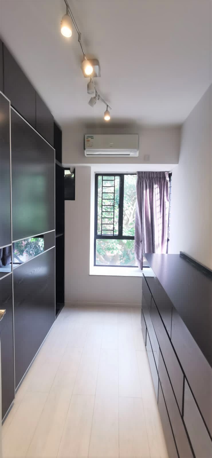 其中一房現用作衣帽間，收納空間充裕。