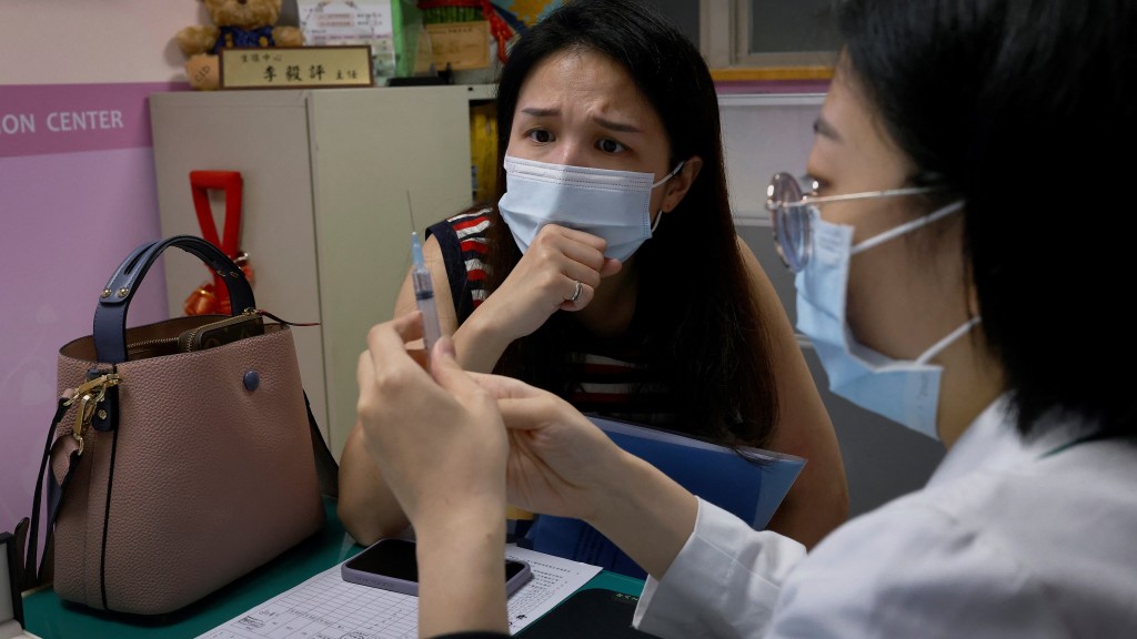 护士教准备做冻卵的台湾女子打排卵针。路透社