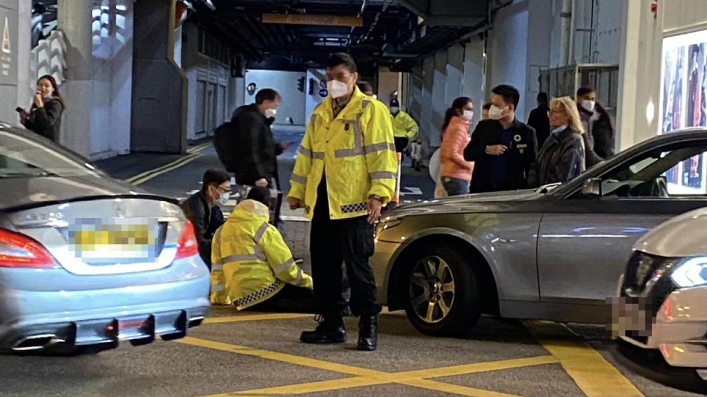 傷者意外後坐倒地上。網圖