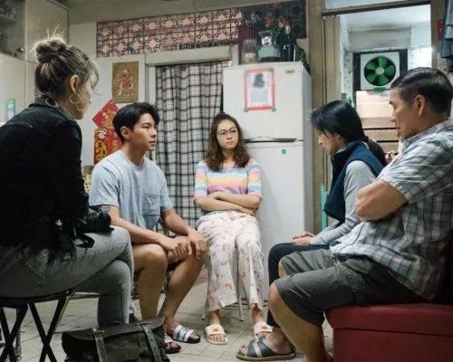 樓主坦言父母堅持「木門對木門,竹門對竹門」傳統觀念牢不可破。《香港愛情故事》劇照