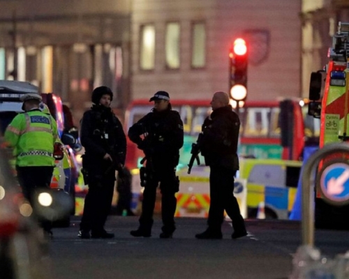 英国伦敦南部本月2日发生持刀袭击案件，2人中刀受伤，疑犯被击毙。AP 