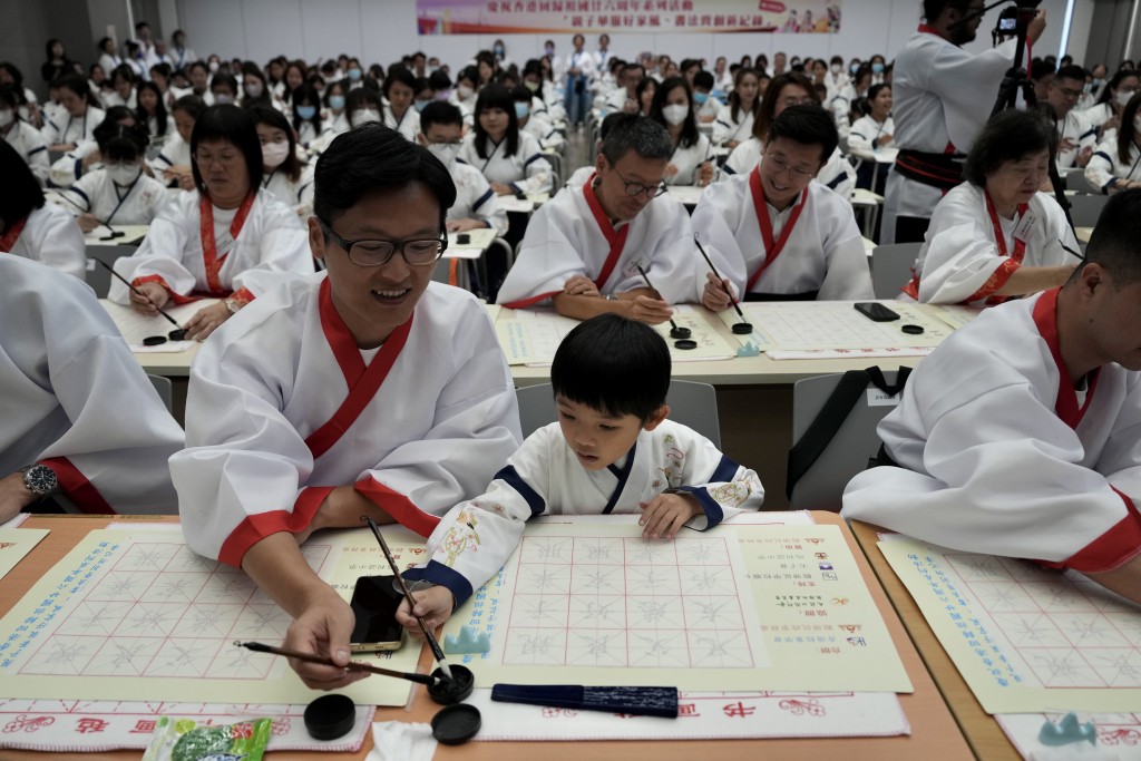 「中國語文教育學習領域課程指引」明確要求各學習階段,需重視課堂內外結合,引導學生在生活中「學書法、用書法」,開展書法教育實踐活動。資料圖片 「中國語文教育學習領域課程指引」明確要求各學習階段,需重視課堂內外結合,引導學生在生活中「學書法、用書法」,開展書法教育實踐活動。資料圖片