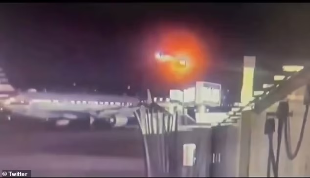 機場內部的監視器也拍到兩架飛機在空中相撞的瞬間。網圖 機場內部的監視器也拍到兩架飛機在空中相撞的瞬間。網圖