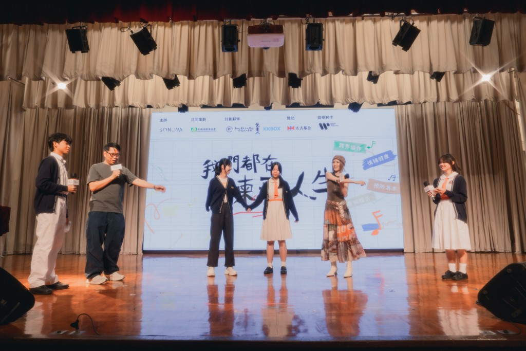 歌手陳蕾(右二)早前到順德聯誼總會胡兆熾中學為師生演繹《凡星》及《求救的勇氣》,並分享個人追夢心路歷程。 歌手陳蕾(右二)早前到順德聯誼總會胡兆熾中學為師生演繹《凡星》及《求救的勇氣》,並分享個人追夢心路歷程。