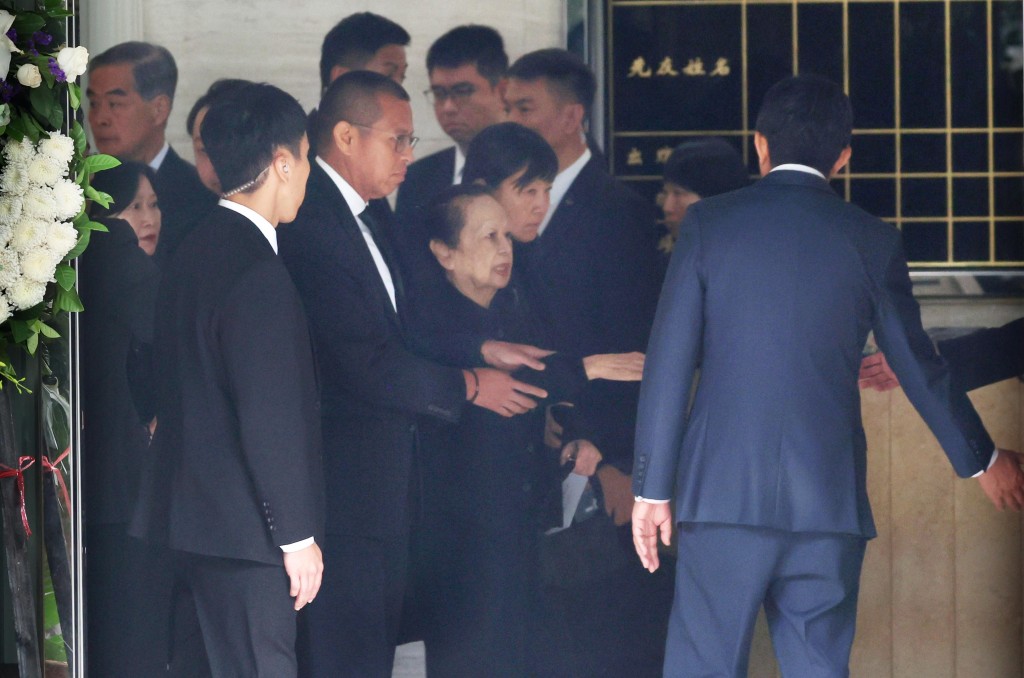 董建華遺孀董趙洪娉(中)。 董建華遺孀董趙洪娉(中)。