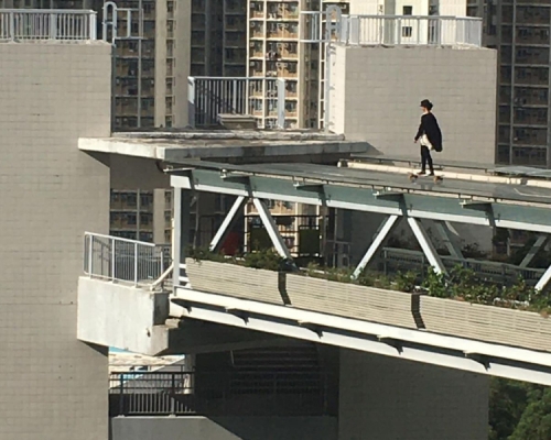 少年在天橋上踩滑板險象環生。網圖