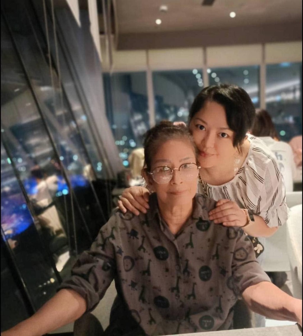 傅天穎(右)與長輩合照,臉形圓潤。 傅天穎(右)與長輩合照,臉形圓潤。