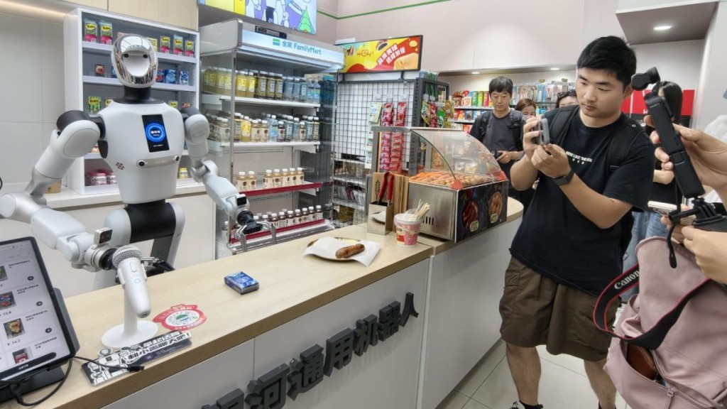銀河通用機械人被用於便利店、醫院、工廠等專業場景。楊浚源攝