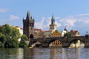 始建於1357年，查理大橋橫跨流淌布拉格的伏爾塔瓦河，連接布拉格舊城區和城堡區。