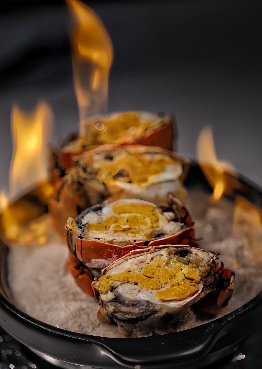 火焰奄仔蟹（2人套餐），每只至少10両重的顶级奄仔蟹以油盐烹制后，加入特调的酒及点火，烧出鲜蟹的甜味。
