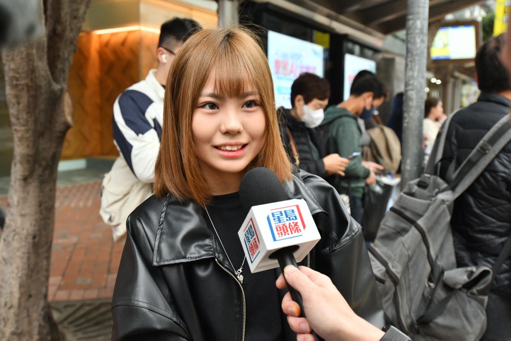 市民葉小姐稱扣安全帶很麻煩，但乘搭長途車時都會佩戴。