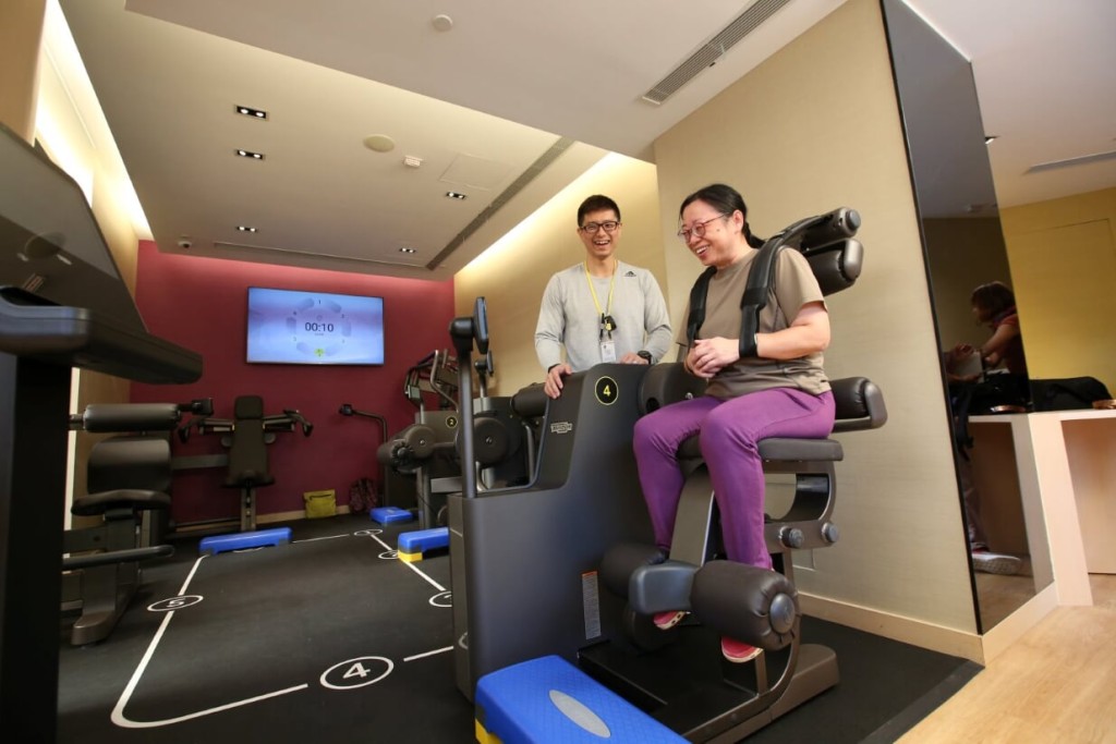 中心的物理治疗师及体适能教练会先为使用者进行评估，再教导他们做用器械。