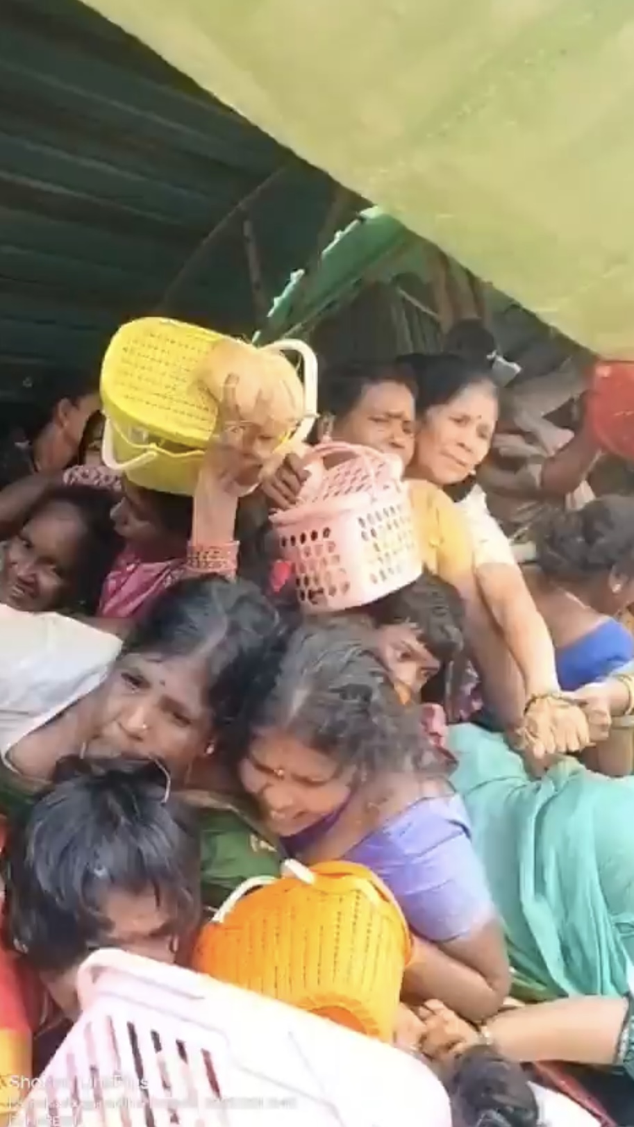 現場混亂，受困民眾拼命呼救。 @nabilajamal_