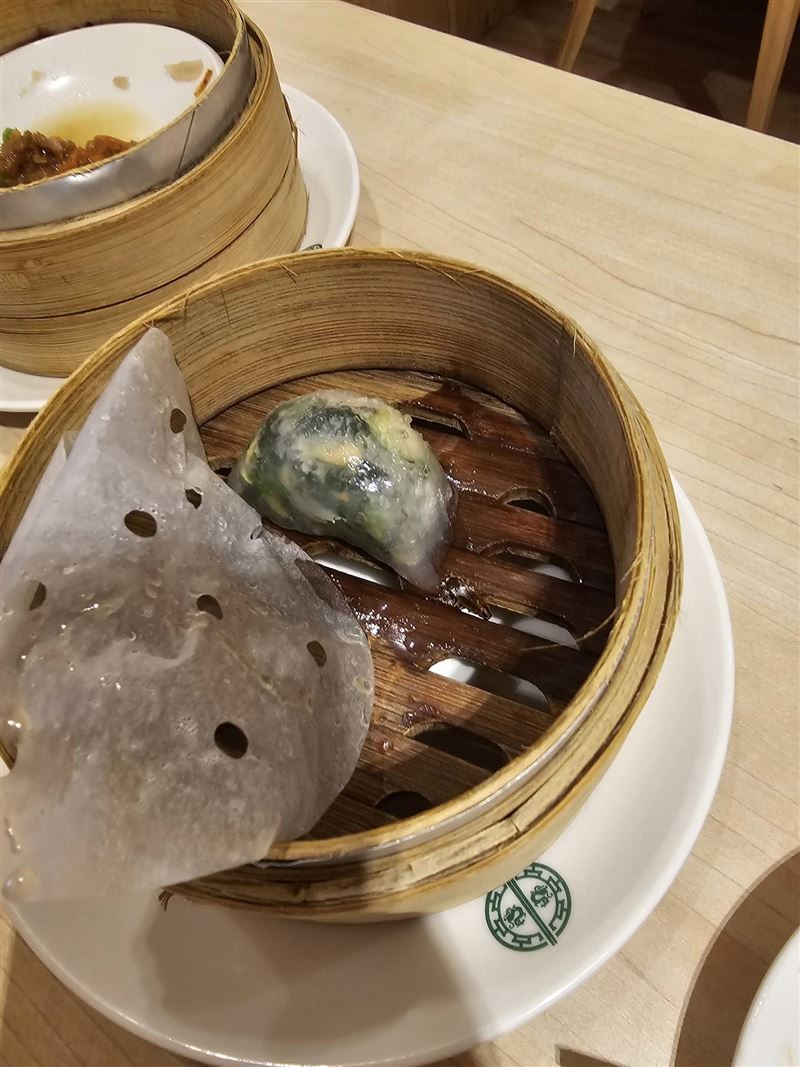 有食客在网上发文，指台南新光三越的「添好运」，蒸笼有蟑螂。Facebook