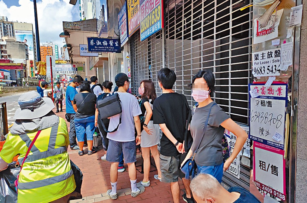 元朗一名女西醫被揭發濫發免針紙，有大批市民排隊診症。