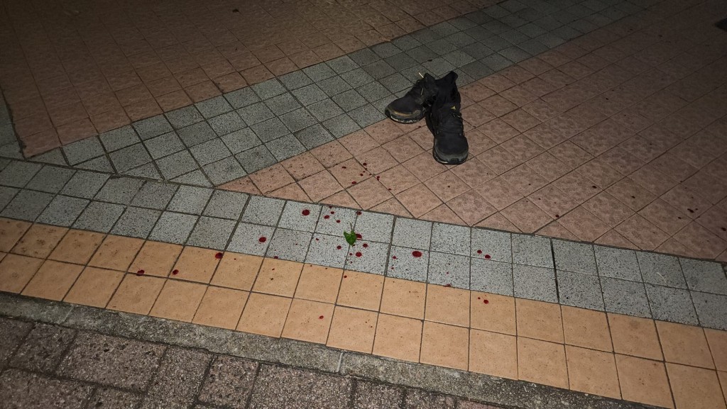 人員在現場檢獲多件屬於事主的物品,包括一頂染血的Cap帽及一對黑色鞋。 人員在現場檢獲多件屬於事主的物品,包括一頂染血的Cap帽及一對黑色鞋。