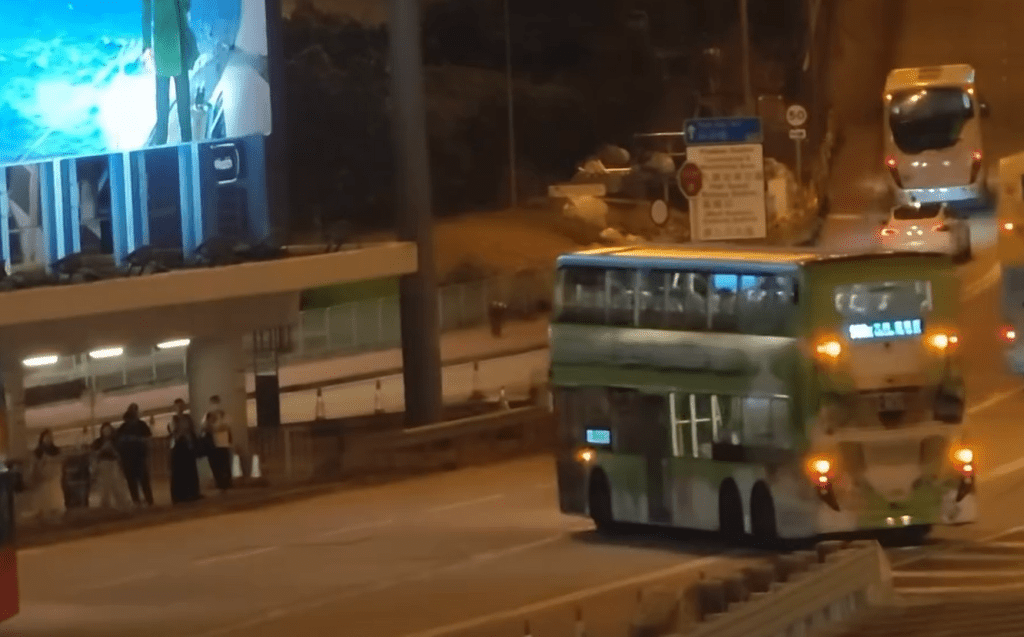 巴士打橫駛返巴士站。fb： 車cam L（香港群組）