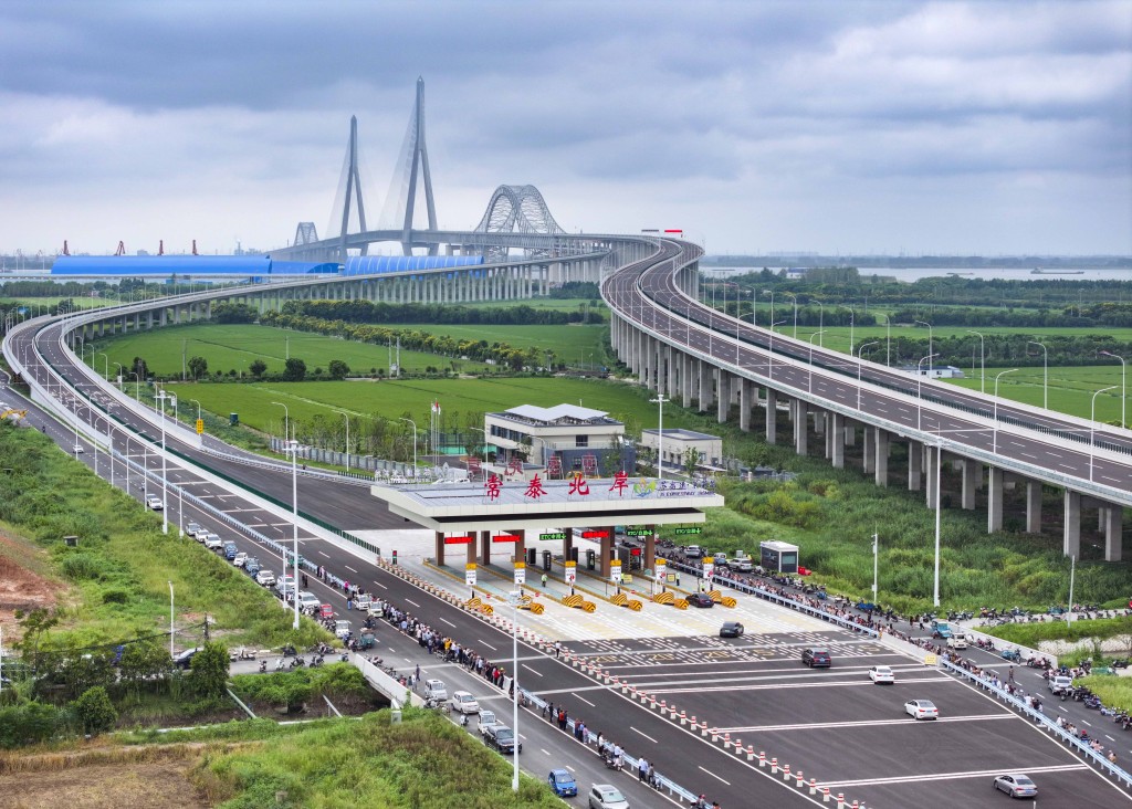 世界最大跨度斜拉橋江蘇省常泰長江大橋昨日通車，常州到泰州僅20分鐘。新華社