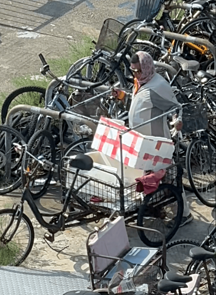 賊人在單車停泊處徘徊。fb：梅窩人