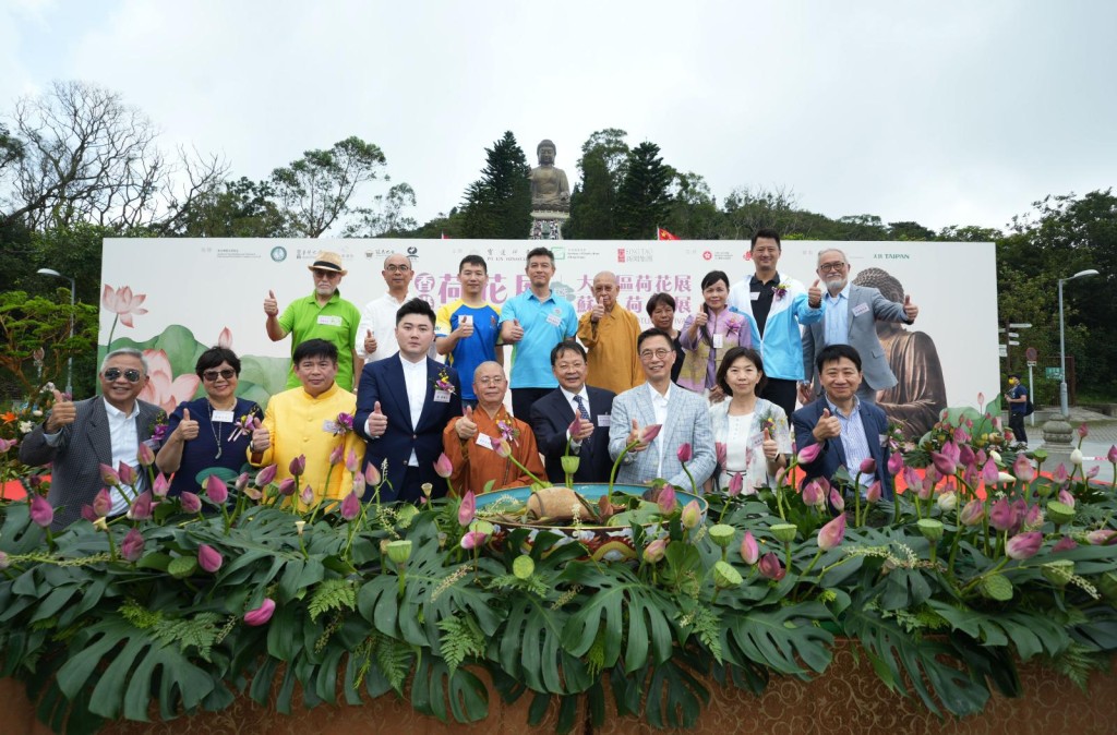 「盛世荷花．福佑香江─2024香港荷花展暨大灣區荷花展蘇港荷花展」，昨日舉行開幕儀式。劉駿軒攝