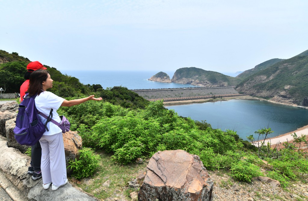 西貢萬宜水庫東壩近年成為內地旅客遊覽熱點，經常出現「逼爆」情況。
