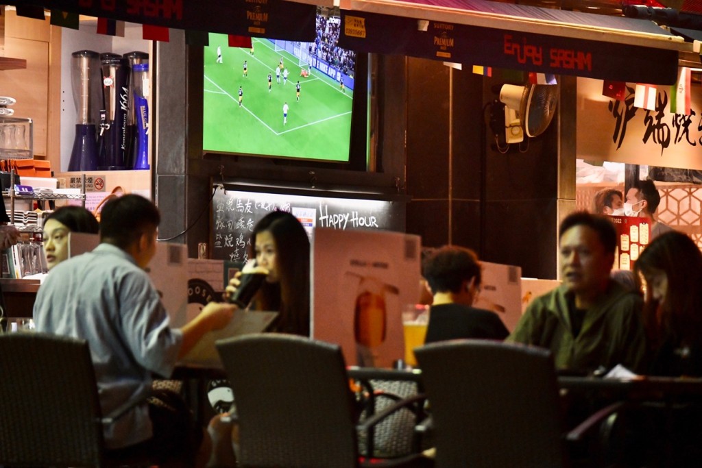 市民在觀賞足球比賽時應避免飲酒。資料圖片
