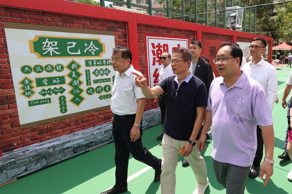 陳茂波與一眾官員到場支持。官方圖片