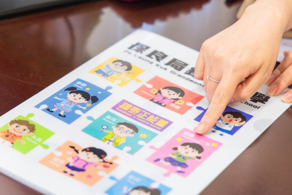 「錦泰正能量」誕生前，當時視藝科科主任邀請同學設計「代言人」，最終修訂成現在的模樣。（圖片來源：受訪者提供）