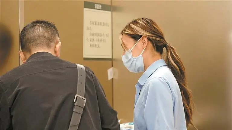 深圳年轻入殓师刘伶，认为陪伴逝者有尊严走毕生命最后一站很有意义。晶报