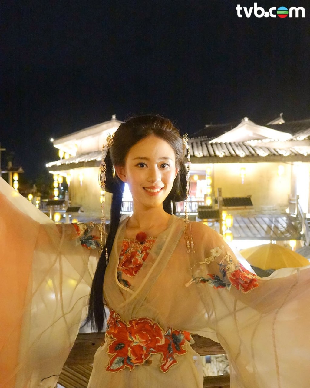 周芳姿具古典美。 周芳姿具古典美。