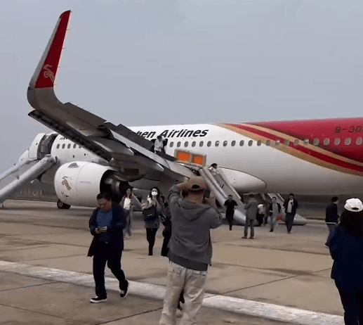 深圳航空石家莊往深圳航班起飛後客艙出現煙霧返航。 沸點視頻截圖