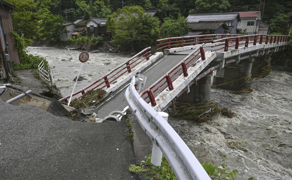 鳥取有橋被沖垮，路面塌陷。美聯社