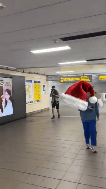 張文北捷犯案後「裝路人」疏散畫面曝光。 網片截圖 張文北捷犯案後「裝路人」疏散畫面曝光。 網片截圖