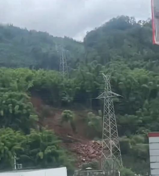 四川雅安天全縣龍尾橋一帶出現山泥傾瀉，有汽車被埋，最少3死。抖音＠ 小姜很哇噻